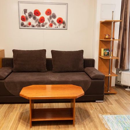 凯斯特海伊Basement Atrium Apartman公寓 外观 照片