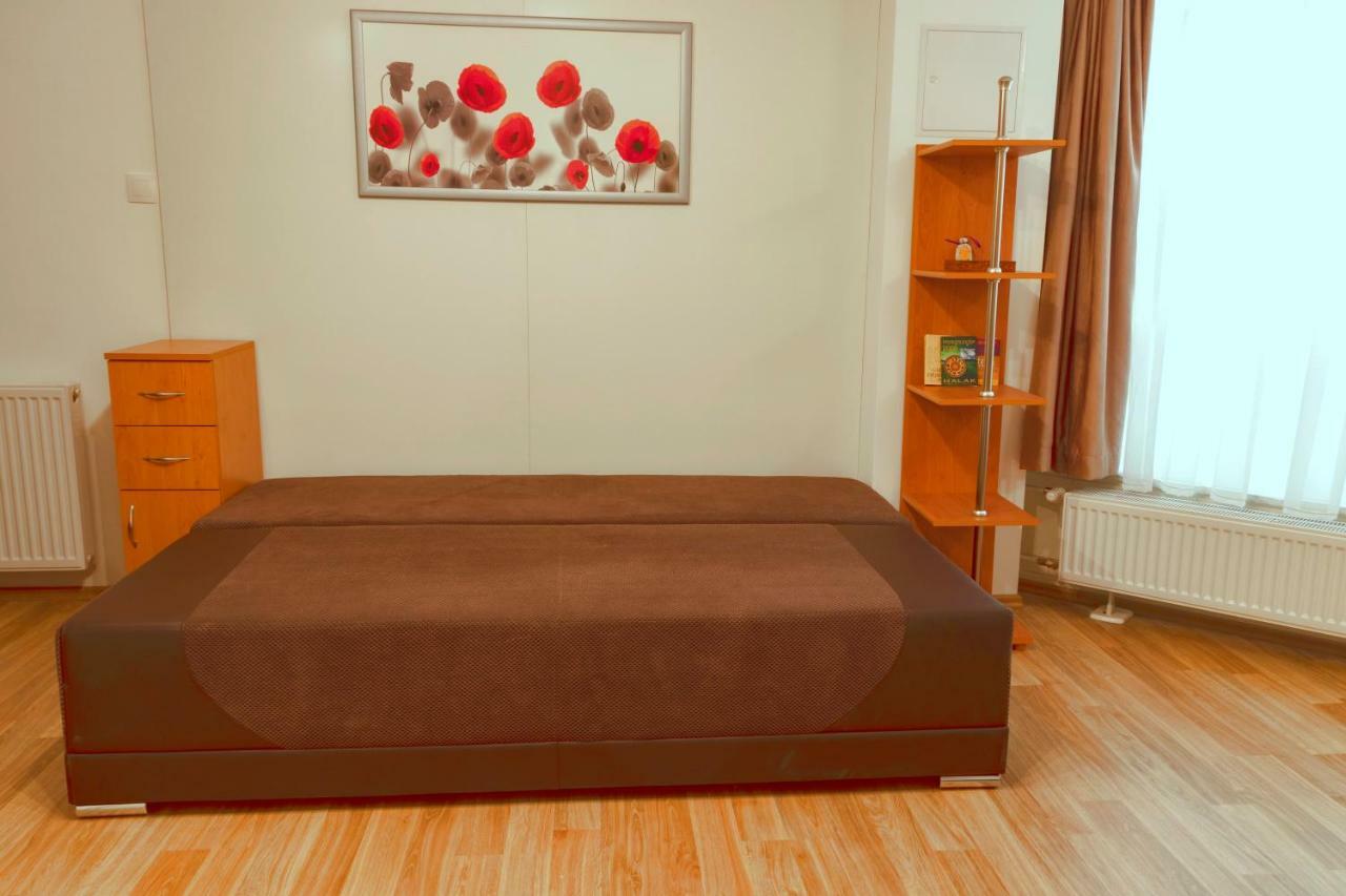 凯斯特海伊Basement Atrium Apartman公寓 外观 照片