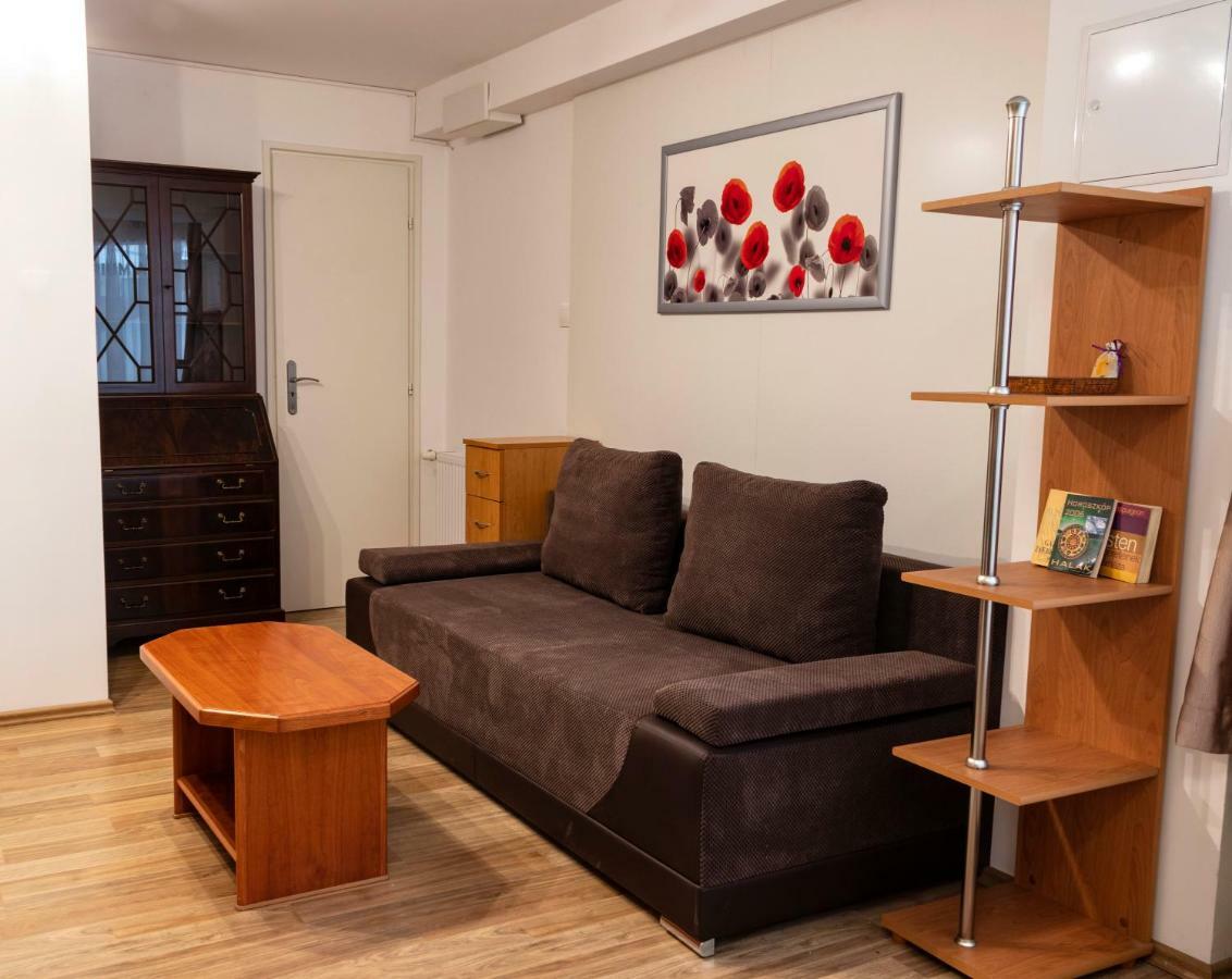 凯斯特海伊Basement Atrium Apartman公寓 外观 照片